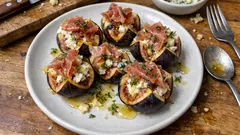 Fíky plněné kozím sýrem a nivou – rychlé pohoštění k vínu bez vaření