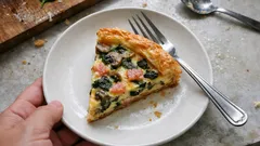 Quiche s houbami a špenátem z listového těsta: krémový a krásně drží tvar