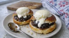 Kynuté buchty s cibulovou marmeládou a sýrovou zmrzlinou: dezert, který překvapí chutí