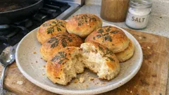 Bylinkové raženky s podmáslím: měkké uvnitř, křupavé na povrchu