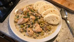 Kuřecí na houbách s olivami: krémová omáčka z jedné pánve, hotovo za chvíli