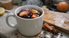 Adventní punč z červeného vína a čaje: hotový v jednom hrnci za pár minut