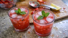 Domácí jahodová limonáda z čerstvých jahod: svěží letní pití bez sirupů