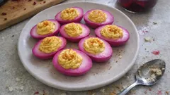 Velikonoční cviklová vajíčka: plněná vejce s krásnou růžovou barvou z řepy