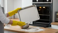 Už jste vyzkoušeli tyto kuchyňské triky, jak odstranit připálenou mastnotu z plechu?