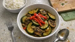 Cuketová pánev s kari a česnekem: rychlá večeře na jedné pánvi