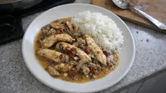 Kuřecí prsa s houbami a sušenými rajčaty: rychlá pánevní večeře se šťávou na rýži