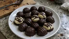 Vanilkové pralinky z hořké čokolády: jednoduché domácí bonbony do formiček