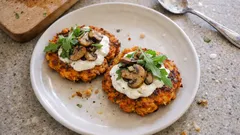 Mrkvovo-sýrové placky bez mouky: rychlá večeře s jogurtovým dipem