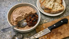 Kačací játrová paštika s ovocným čatní: jemná domácí delikatesa na slavnostní stůl