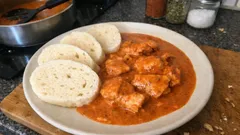 Kuře na paprice krok za krokem: jemná omáčka bez hrudek a maso krásně šťavnaté