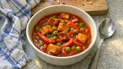 Pikantní guláš z uzeného tofu: sytý bez masa, hotový bez dlouhého dušení