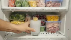 Proč chytří lidé dávají minci do mrazáku pokaždé, když odjíždějí z domova na delší dobu?