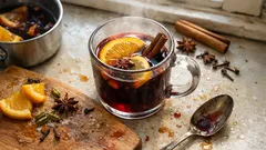 Vánoční svařák jako z trhů: dvě varianty (červená i bílá) a bez zbytečného varu