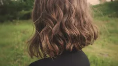 Jaká délka vlasů vás po padesátce dělá starší a jaká naopak omlazuje? Praktický průvodce.