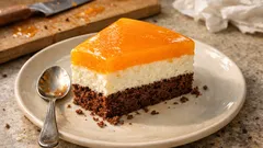 Tříbarevný koláč na plech: kakaový korpus, tvarohový krém a ovocná poleva